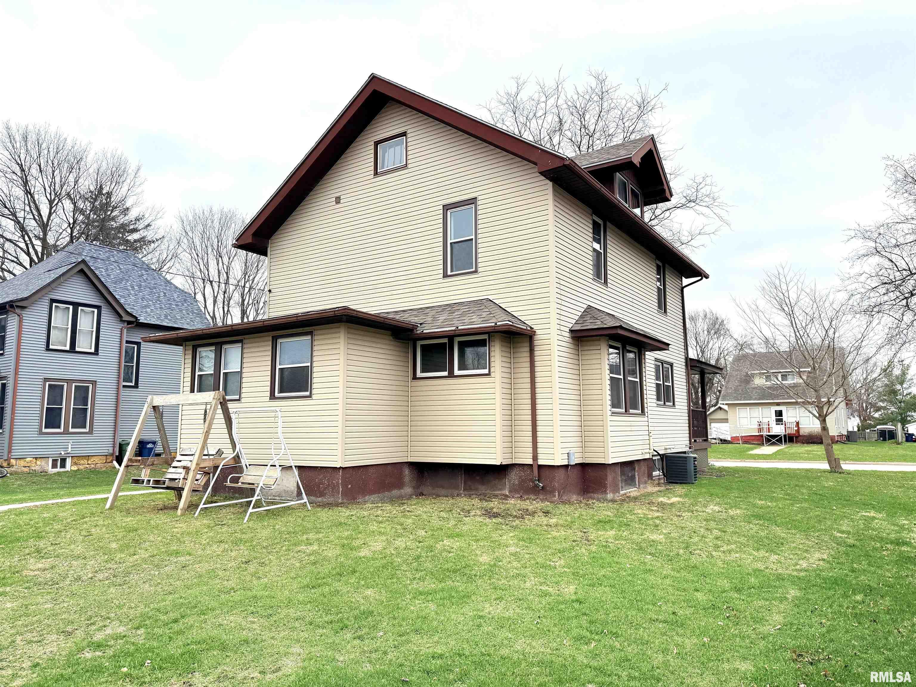112 W Washington Street Property Photo 4