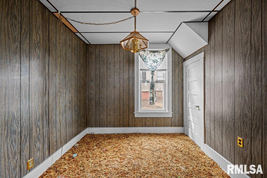 916 E 14th Street Property Photo 10