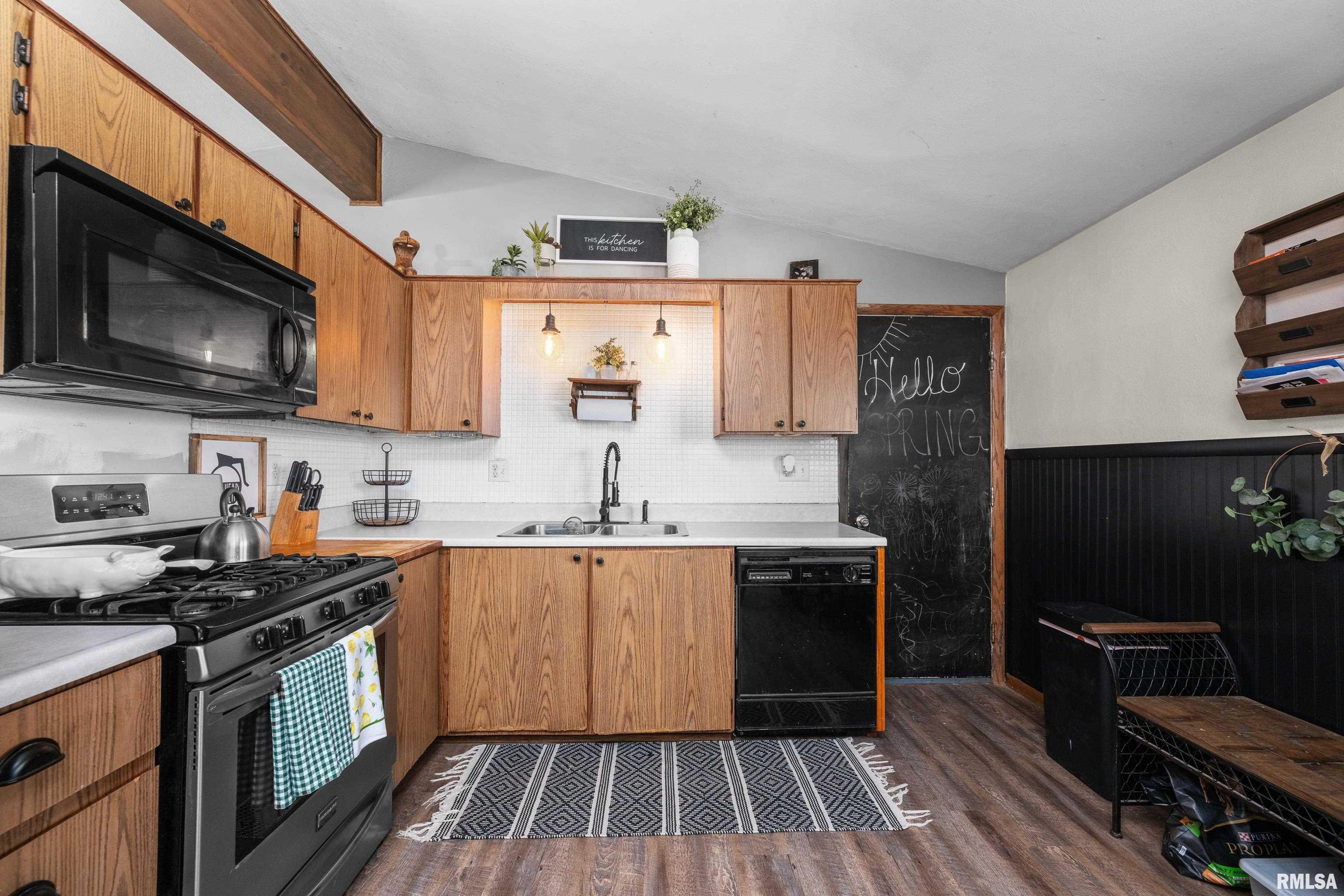 26012 Territorial Road Property Photo 8