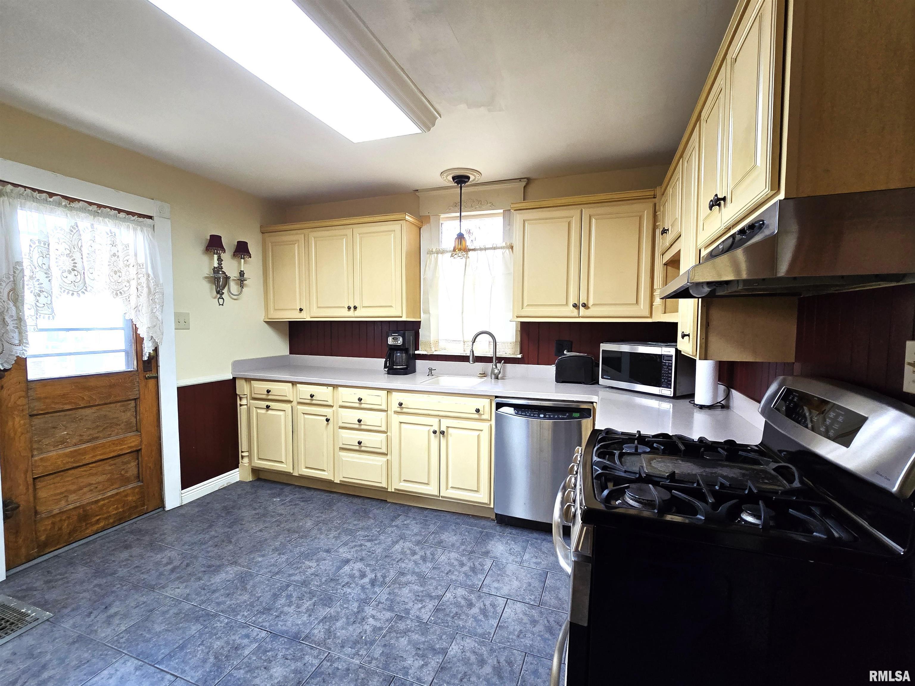 212 Jefferson Street Property Photo 10