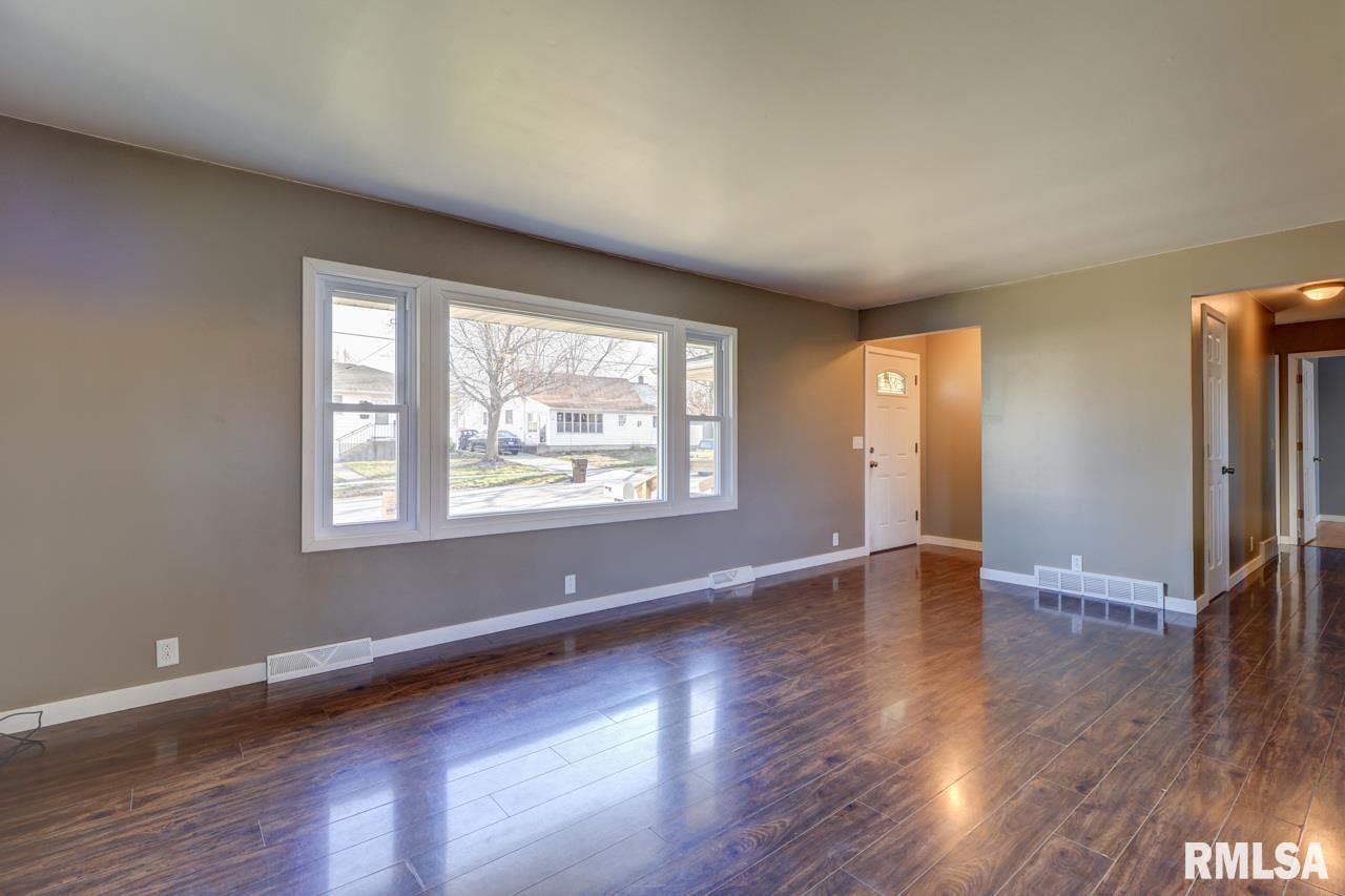 307 E Winfield Street Property Photo 4