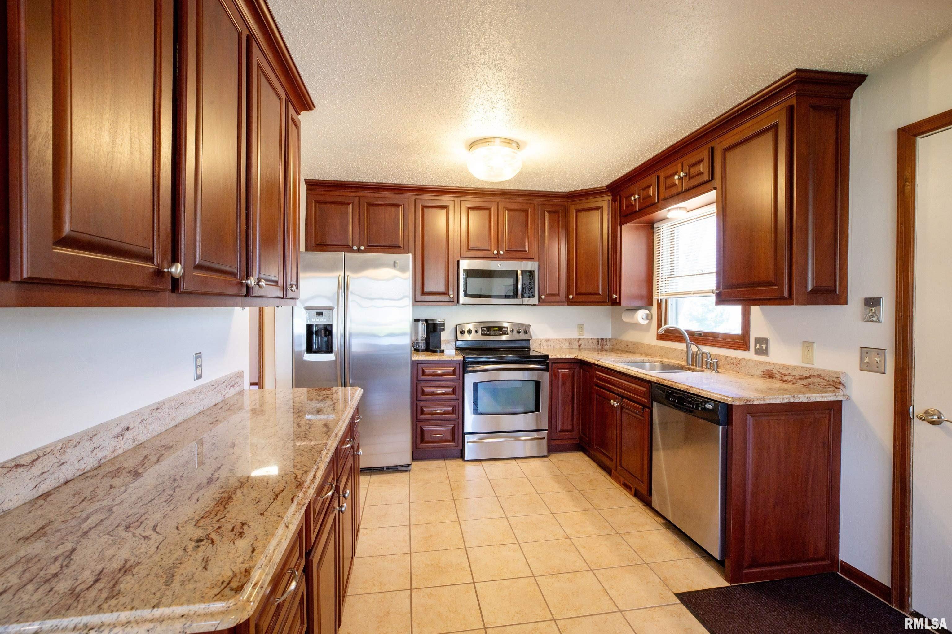 923 Brookview Drive Property Photo 8