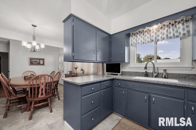 1825 W 38th Place Property Photo 5