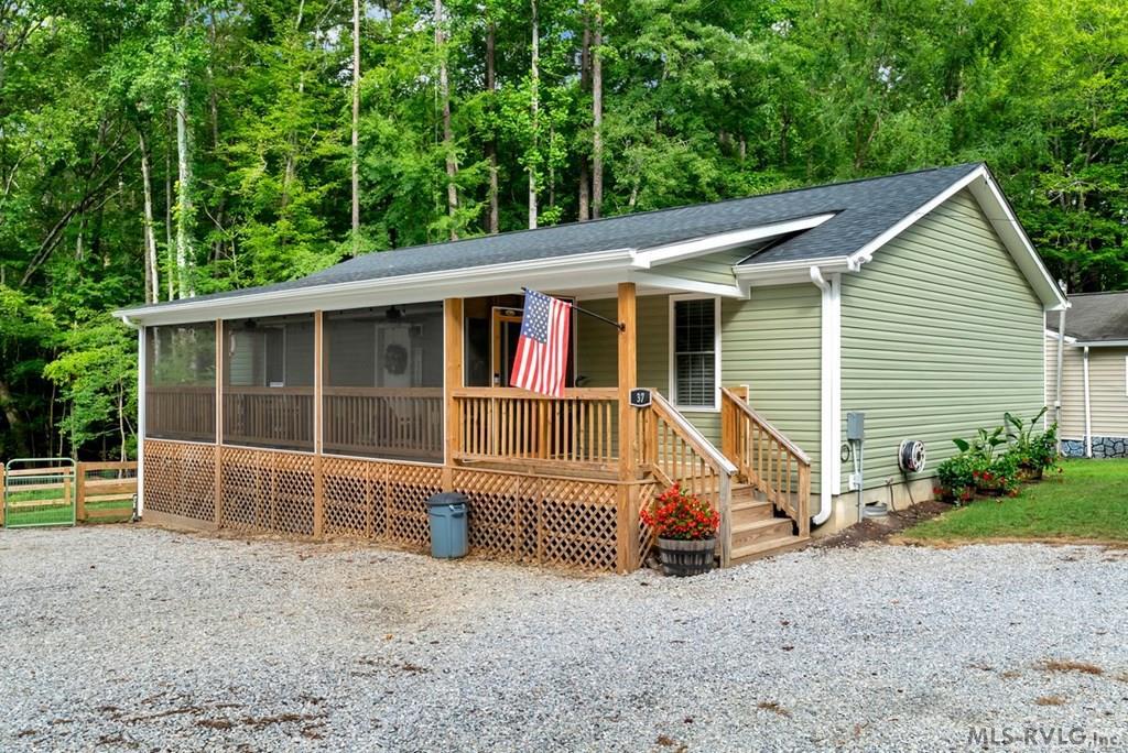 37 Iowa Trail Property Photo 1