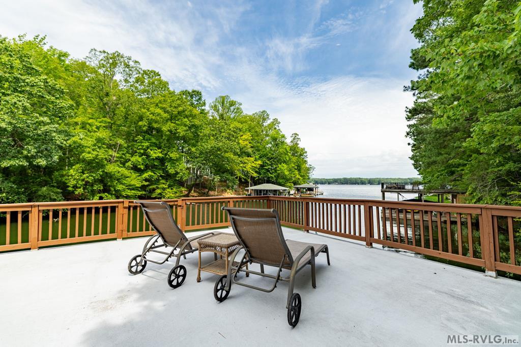 104 West Pointe Drive Property Photo 4