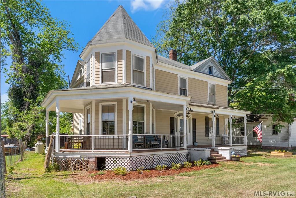 906 Roanoke St