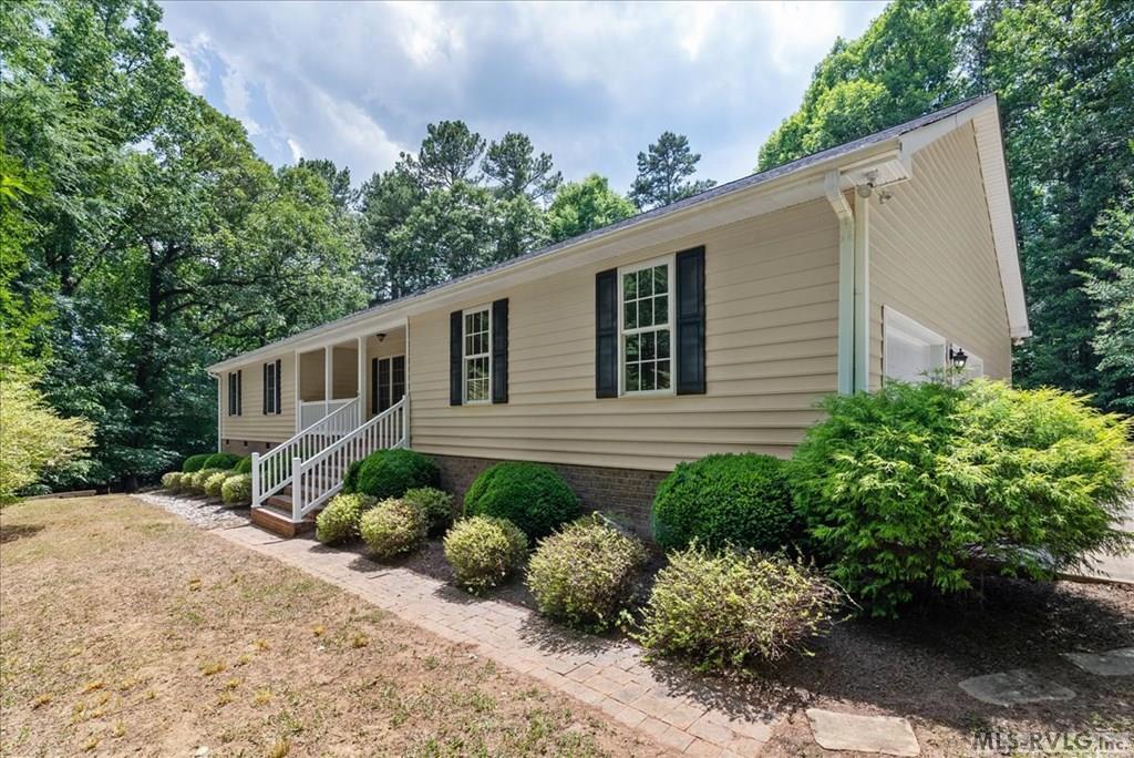 162 Country Blvd Property Photo 2