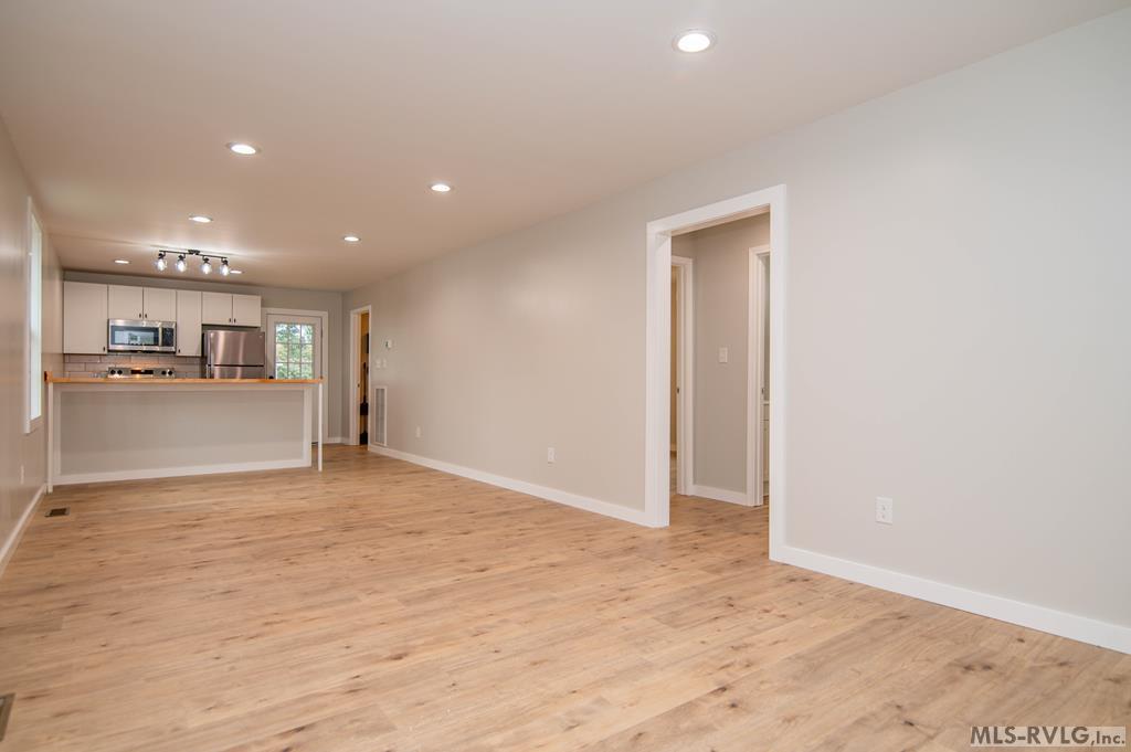 657 Charlotte St. Property Photo 4