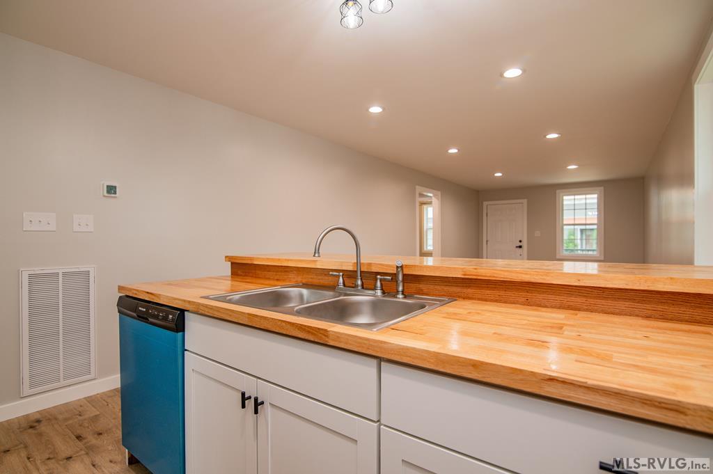 657 Charlotte St. Property Photo 7