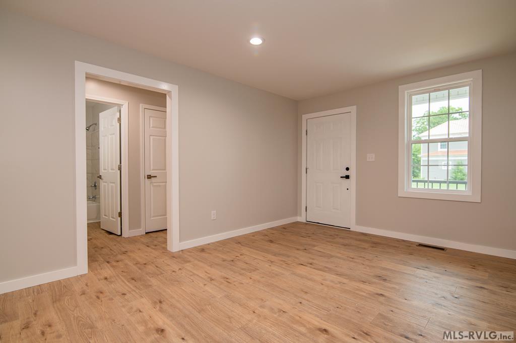 657 Charlotte St. Property Photo 12