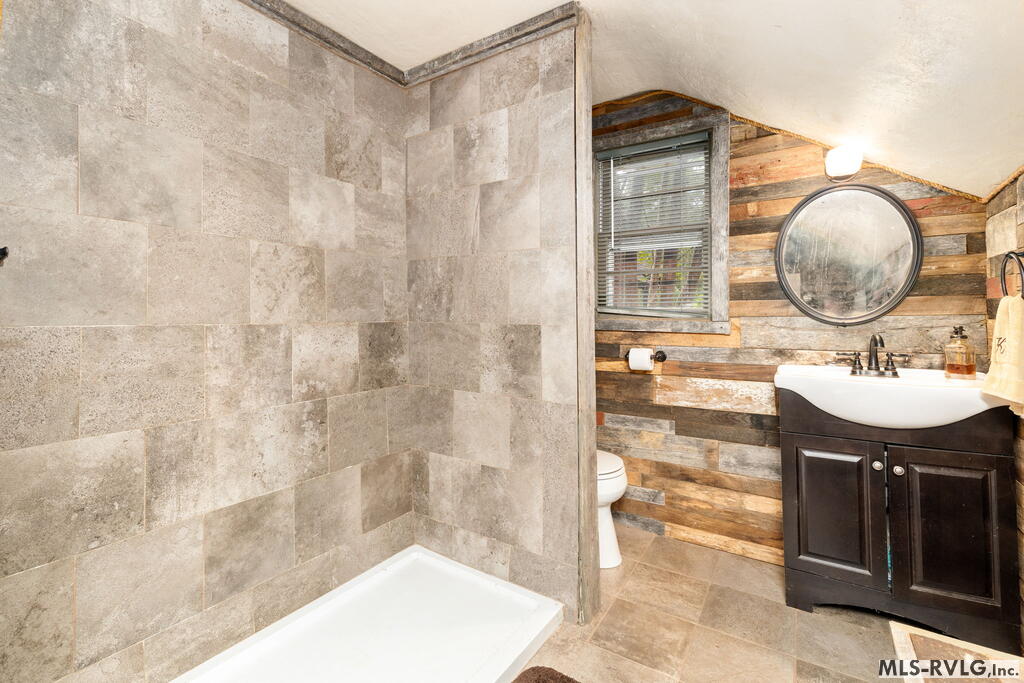 216 Lonsdale Drive Property Photo 15