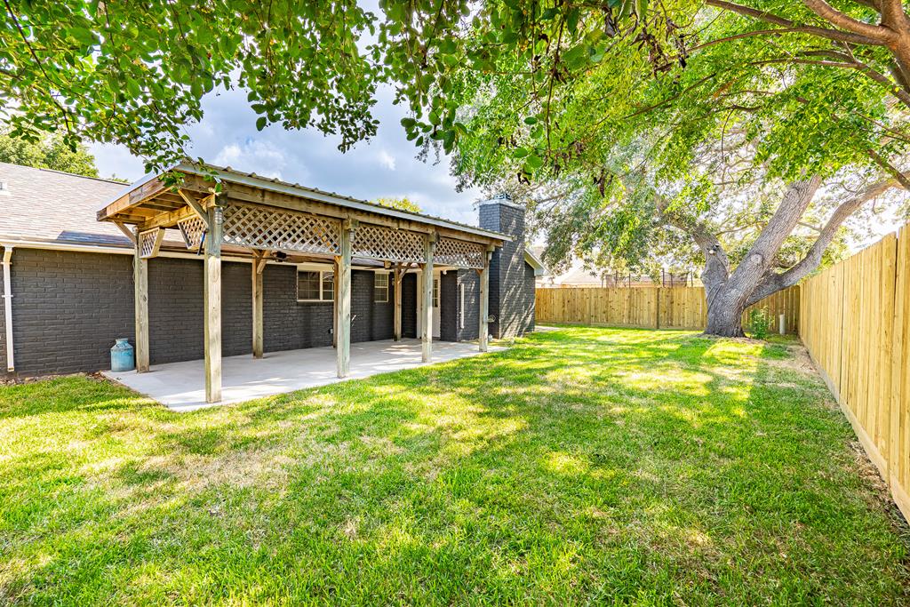 2204 Live Oak Property Photo 5