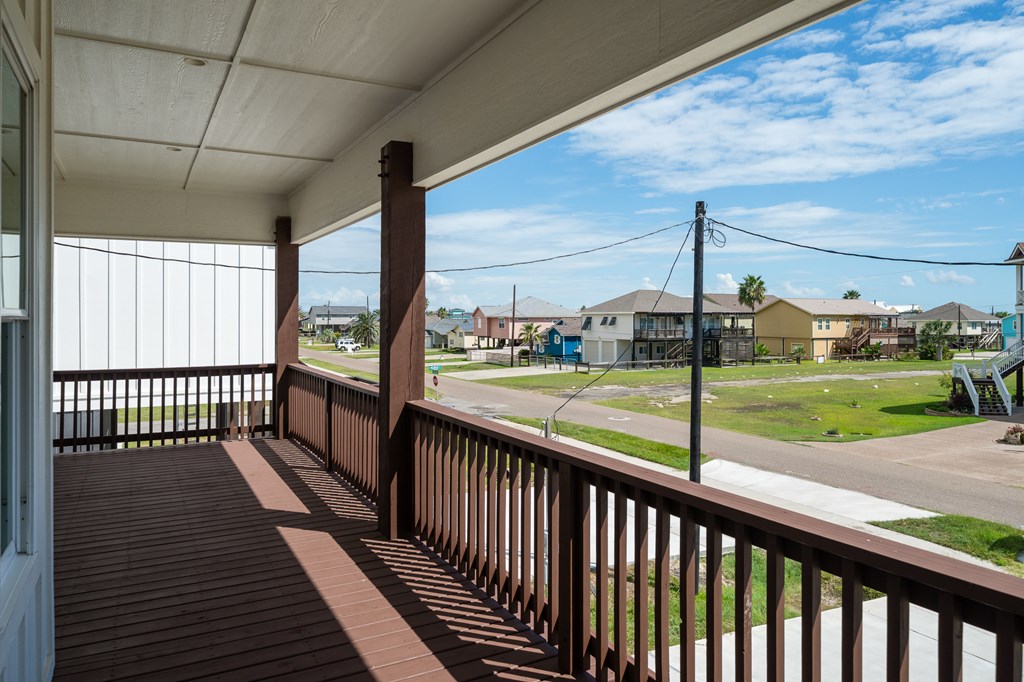 1007 S Live Oak Property Photo 8