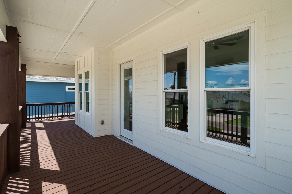 1007 S Live Oak Property Photo 10