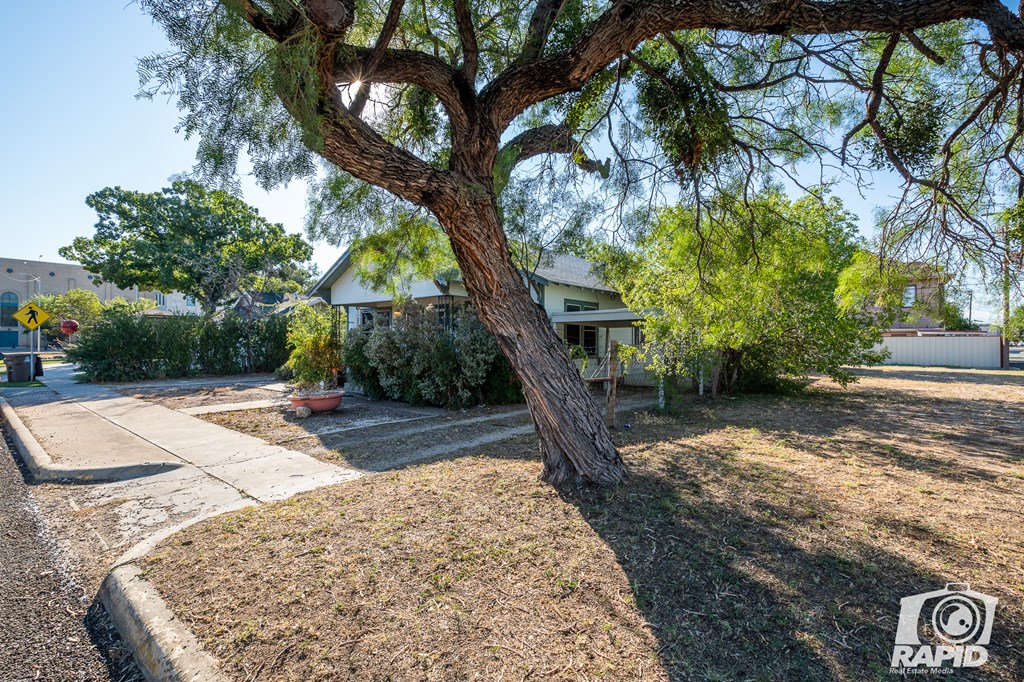 125,127 1st St Property Photo 5