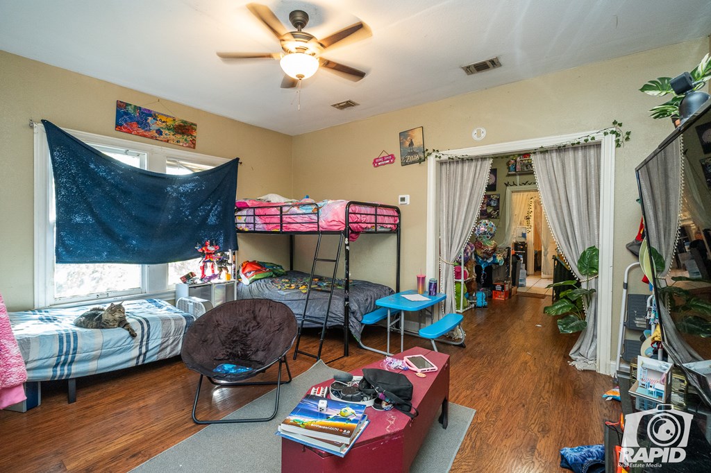 125,127 1st St Property Photo 6