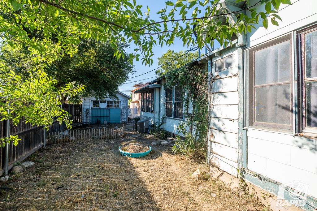 125,127 1st St Property Photo 17