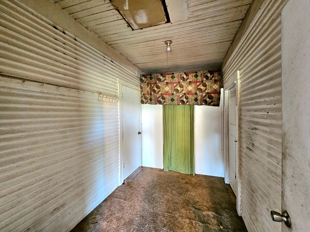 801 Barnett St Property Photo 4