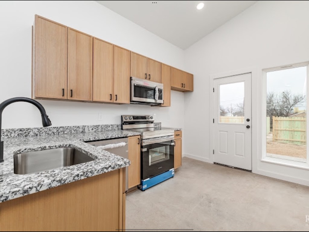 1608 Preusser St Property Photo 6
