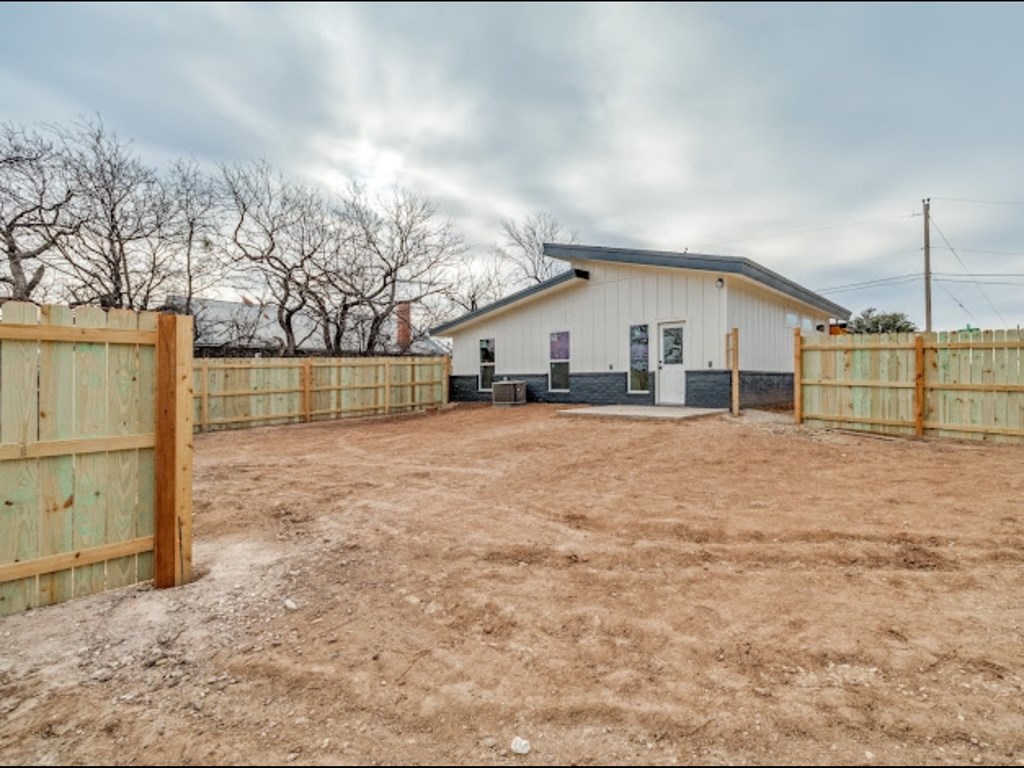1608 Preusser St Property Photo 17