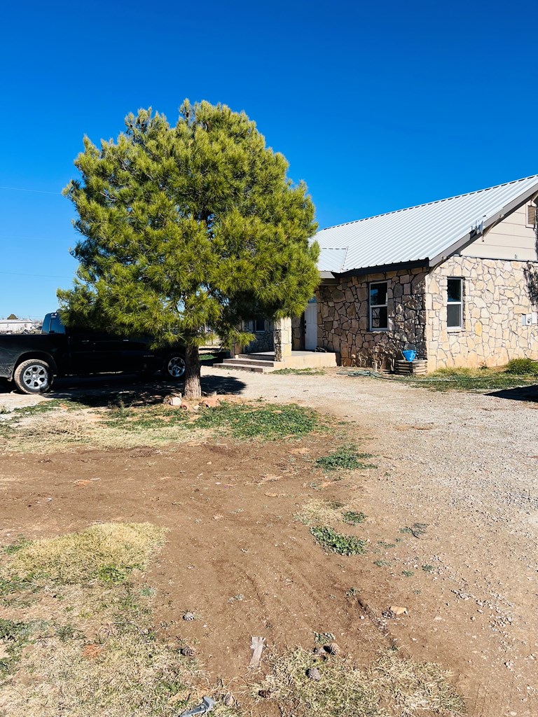 10956 Glass Rd Property Photo 3