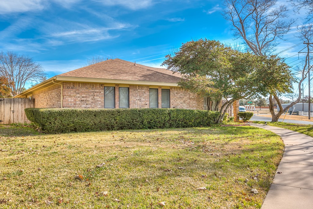 2113 Eagle Court Property Photo 3