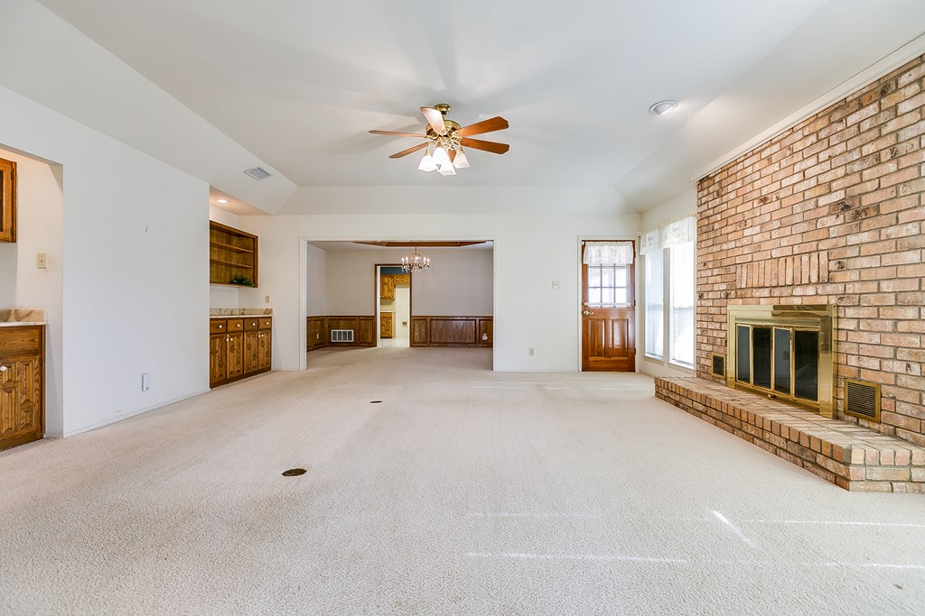 2113 Eagle Court Property Photo 6