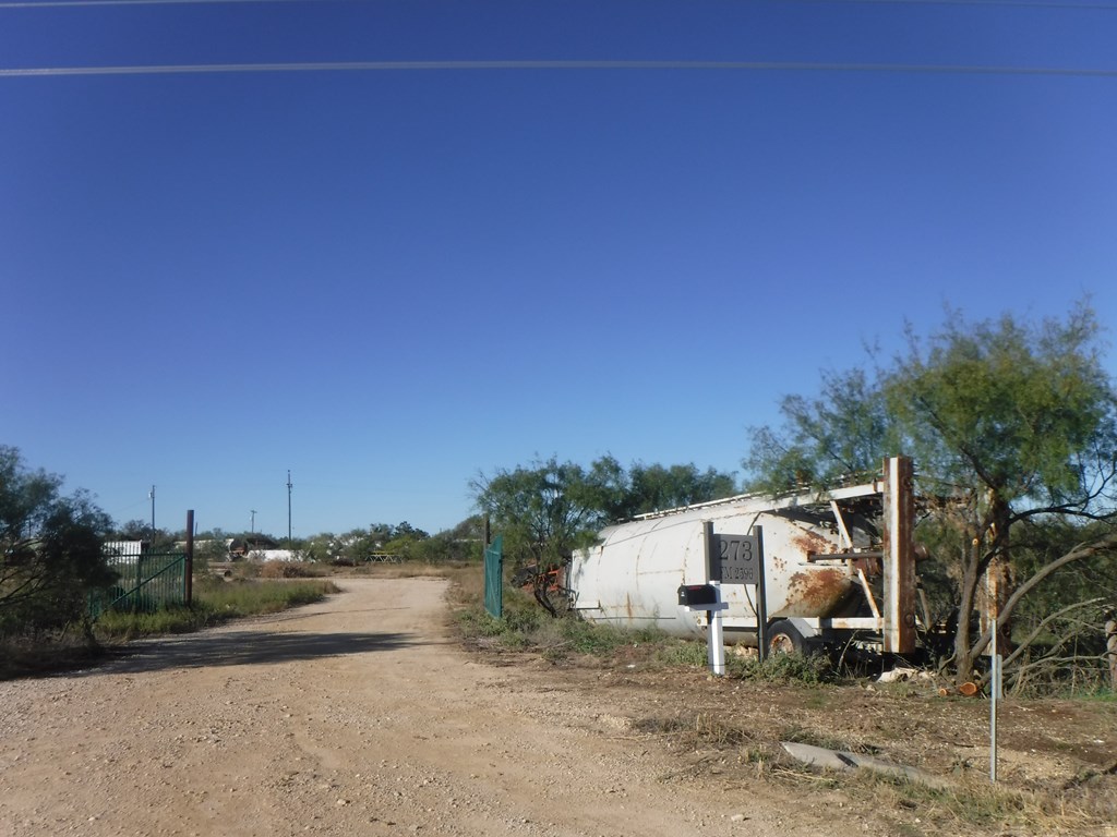273 County Rd 2596 Property Photo 2