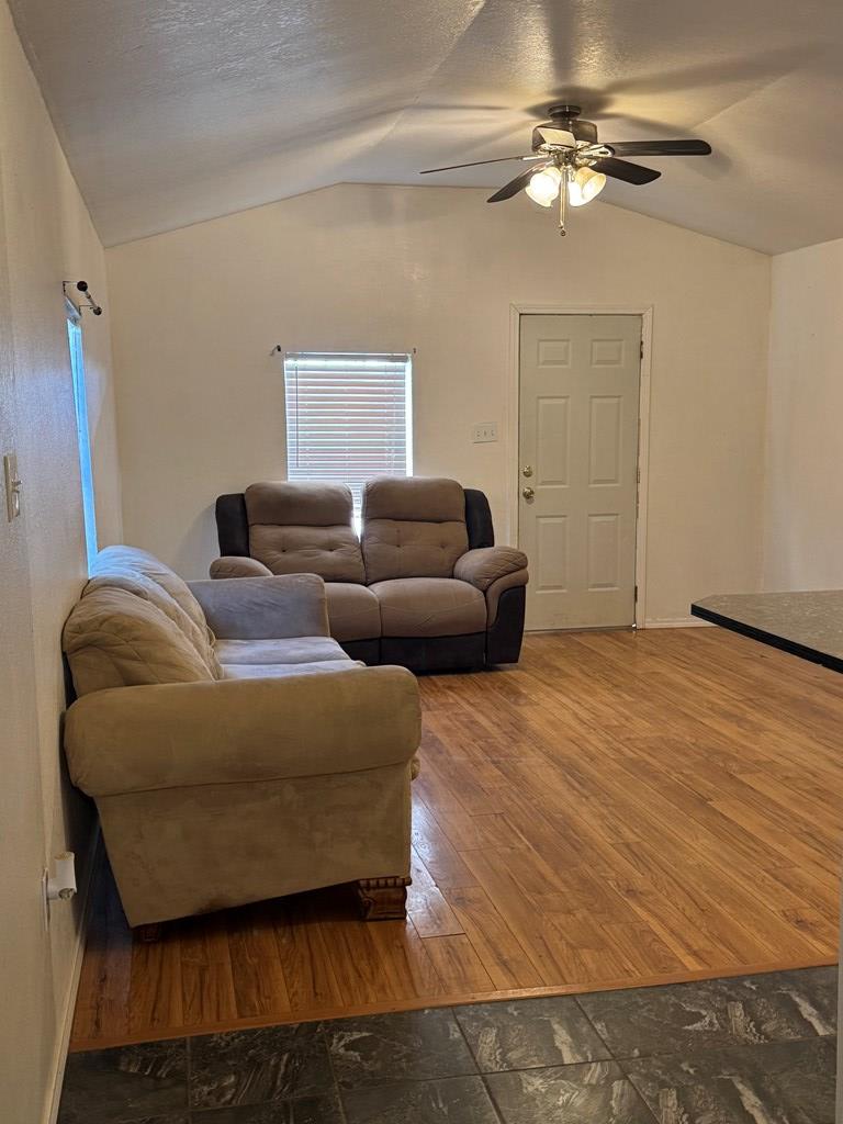 616 Murphy St Property Photo 3