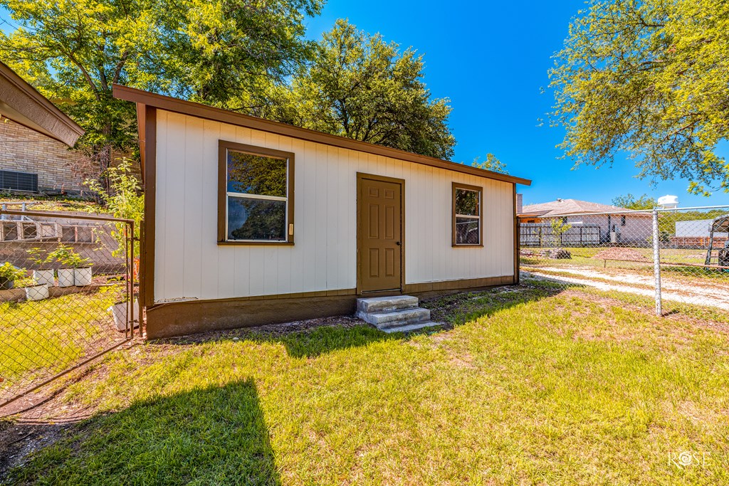 114 Oakwood St Property Photo 14