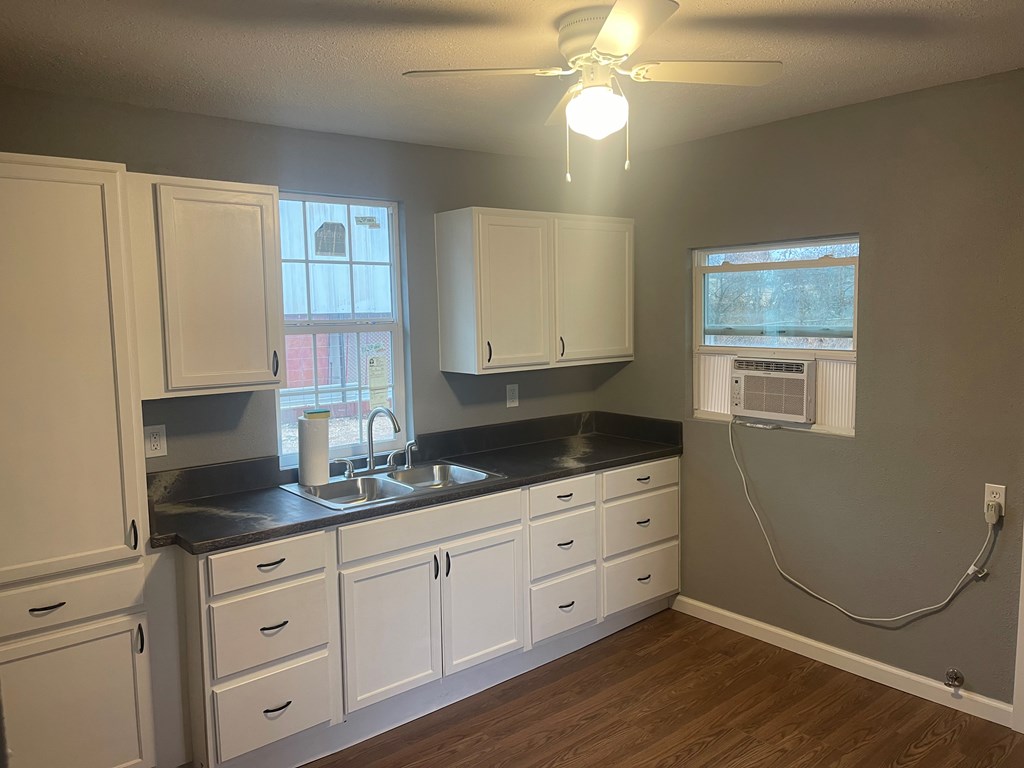200 Sealy St Property Photo 3
