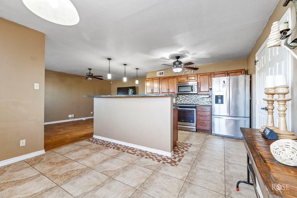 909 41st St Property Photo 12