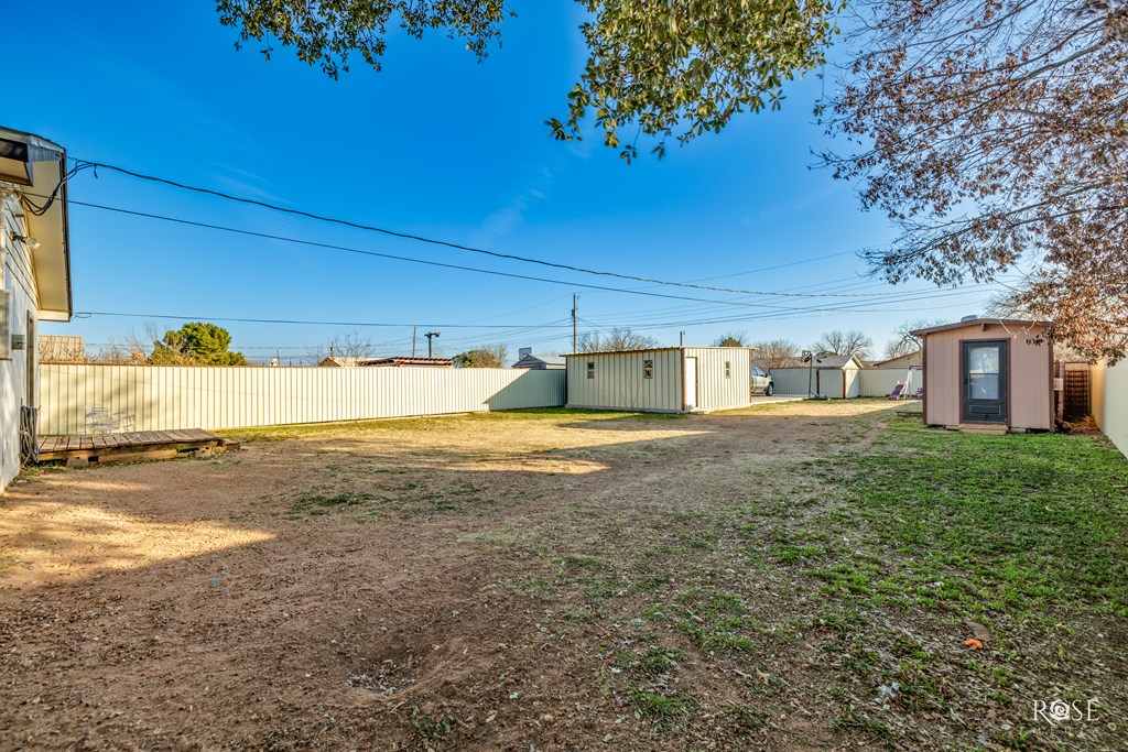 909 41st St Property Photo 26