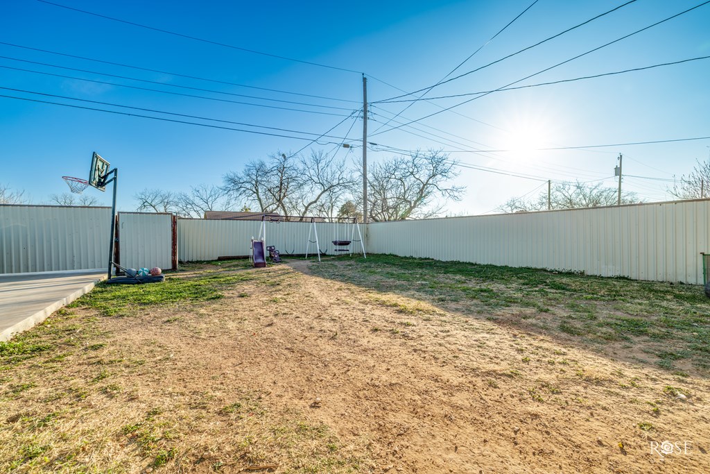 909 41st St Property Photo 31