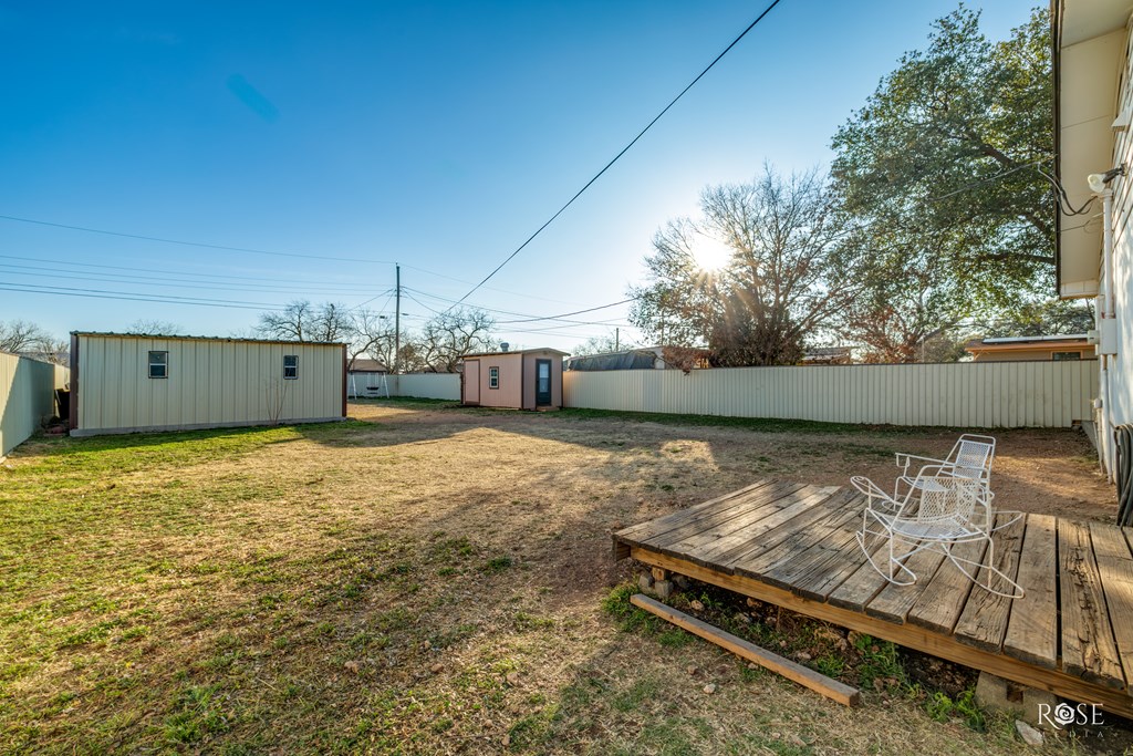 909 41st St Property Photo 34