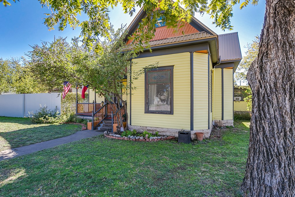 1009 8th St Property Photo 4