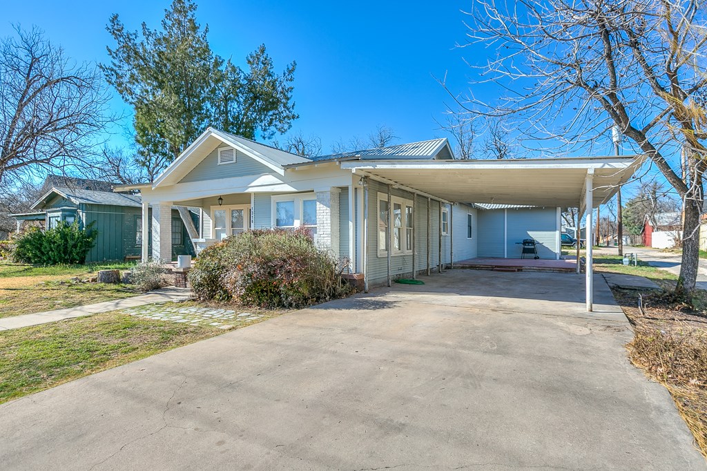 1316 Live Oak St Property Photo 3