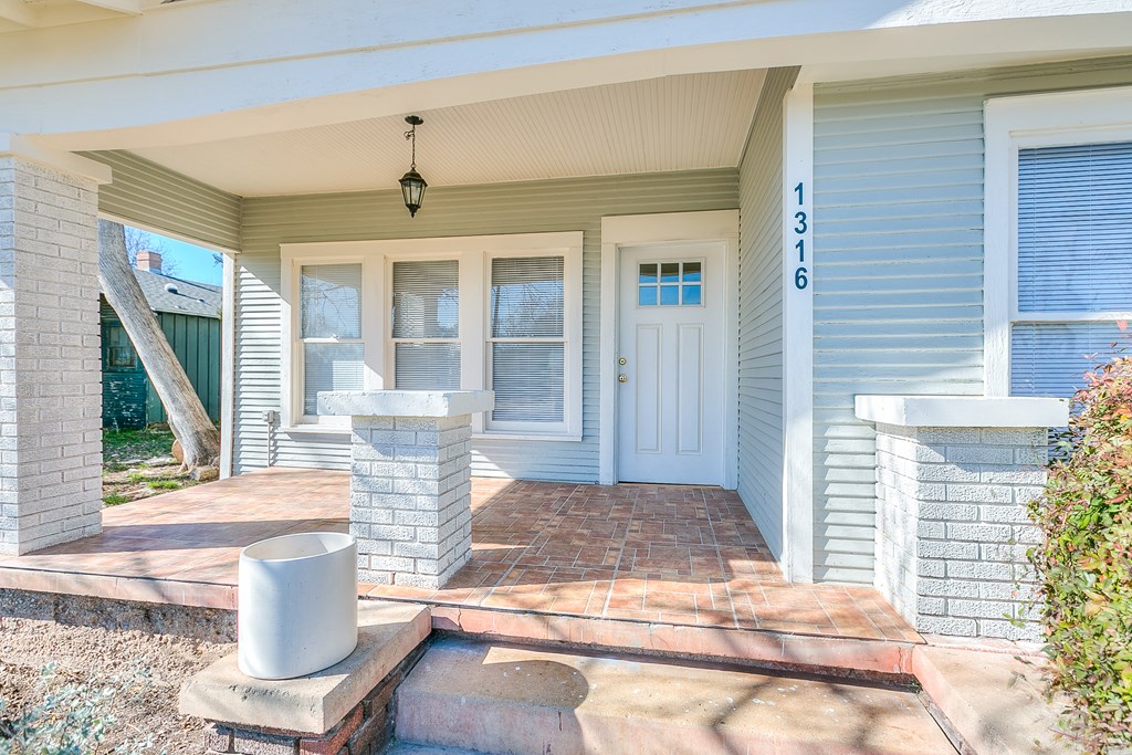 1316 Live Oak St Property Photo 4
