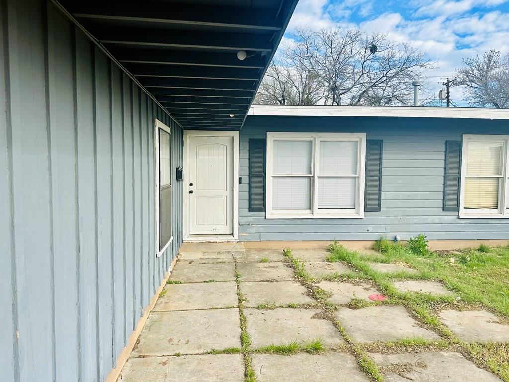 2312 W Harris Ave Property Photo 1