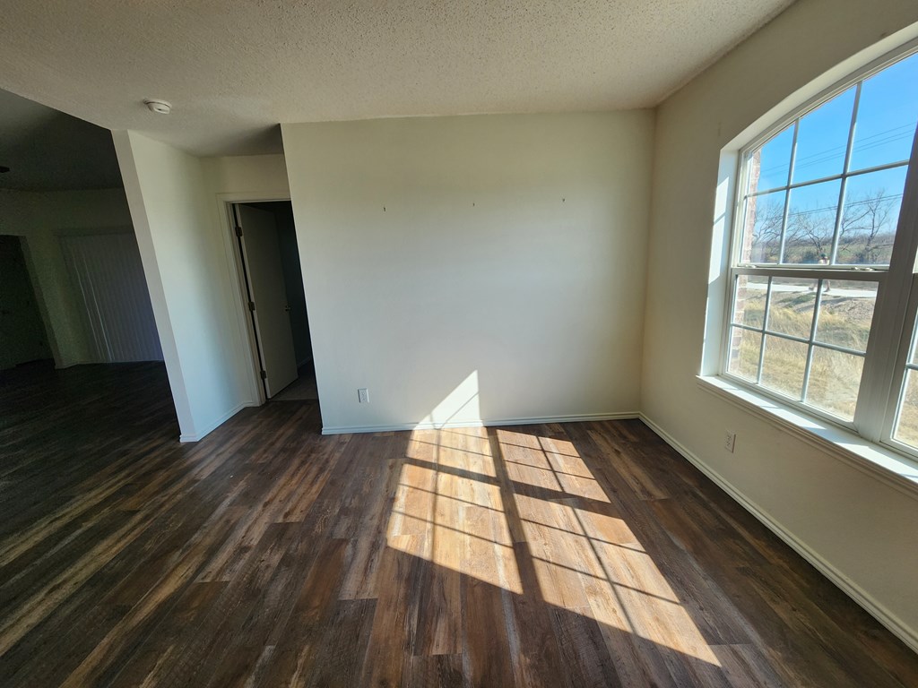 1202 Wallace Lane Property Photo 3