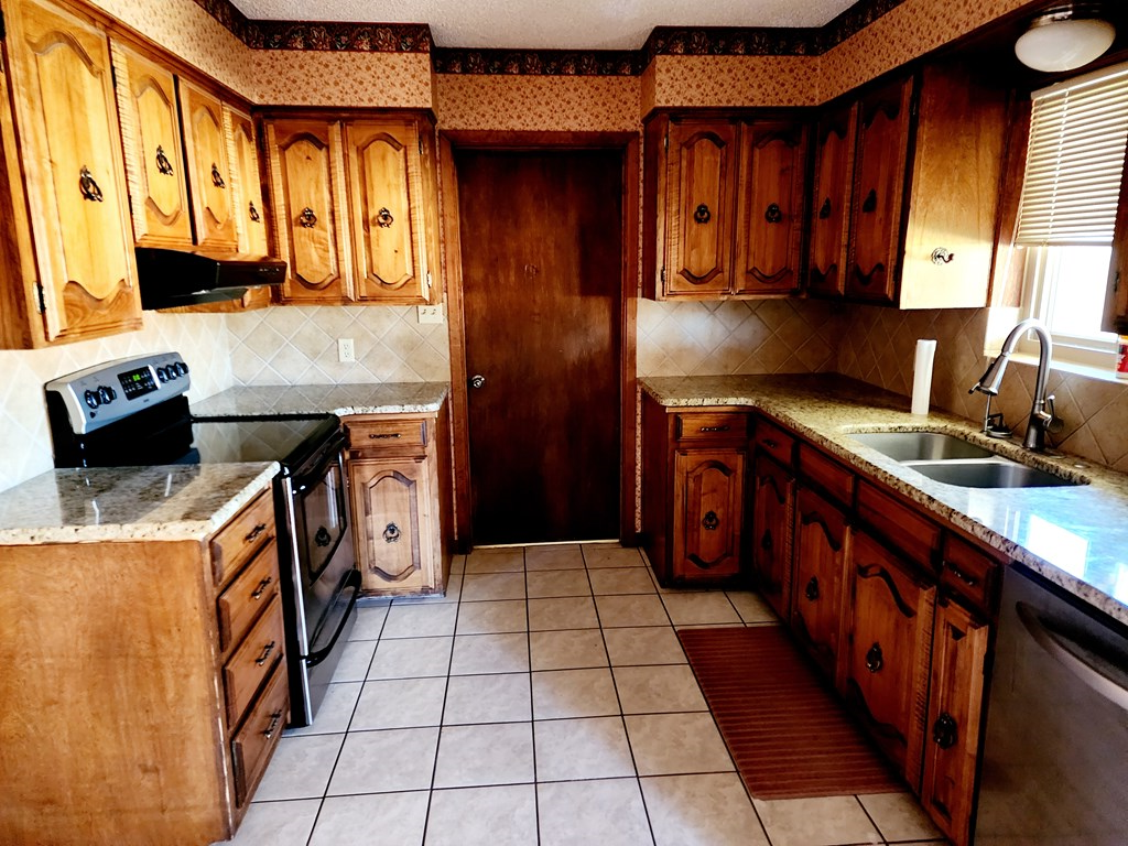 3854 Driftwood Dr Property Photo 3