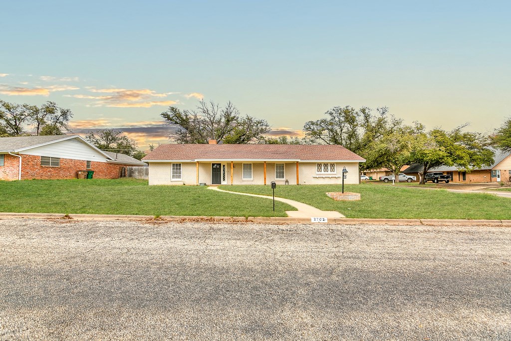 2702 Tanglewood Dr Property Photo 3