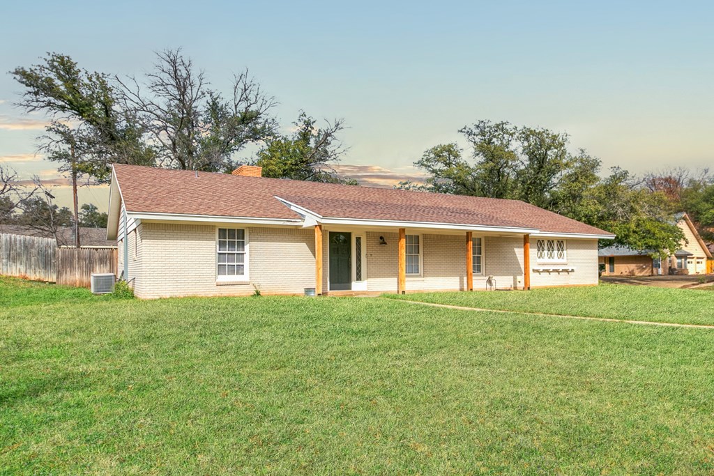 2702 Tanglewood Dr Property Photo 4