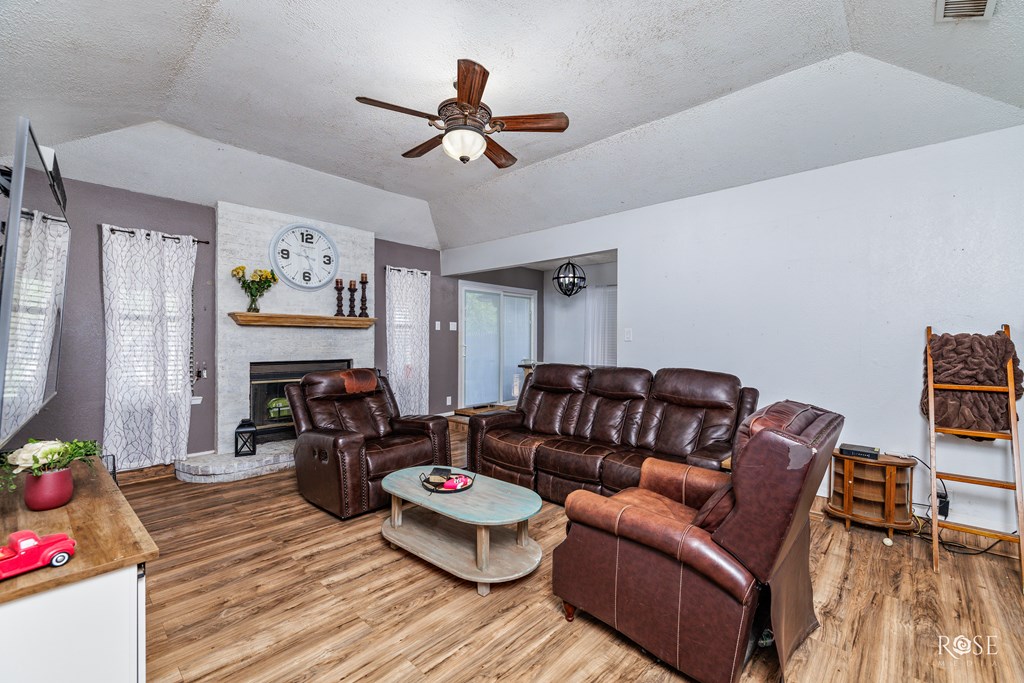 2918 N Oakes St Property Photo 6