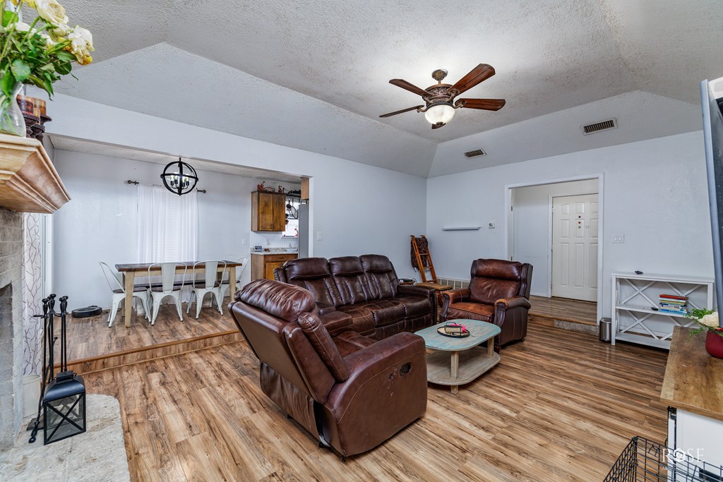 2918 N Oakes St Property Photo 7