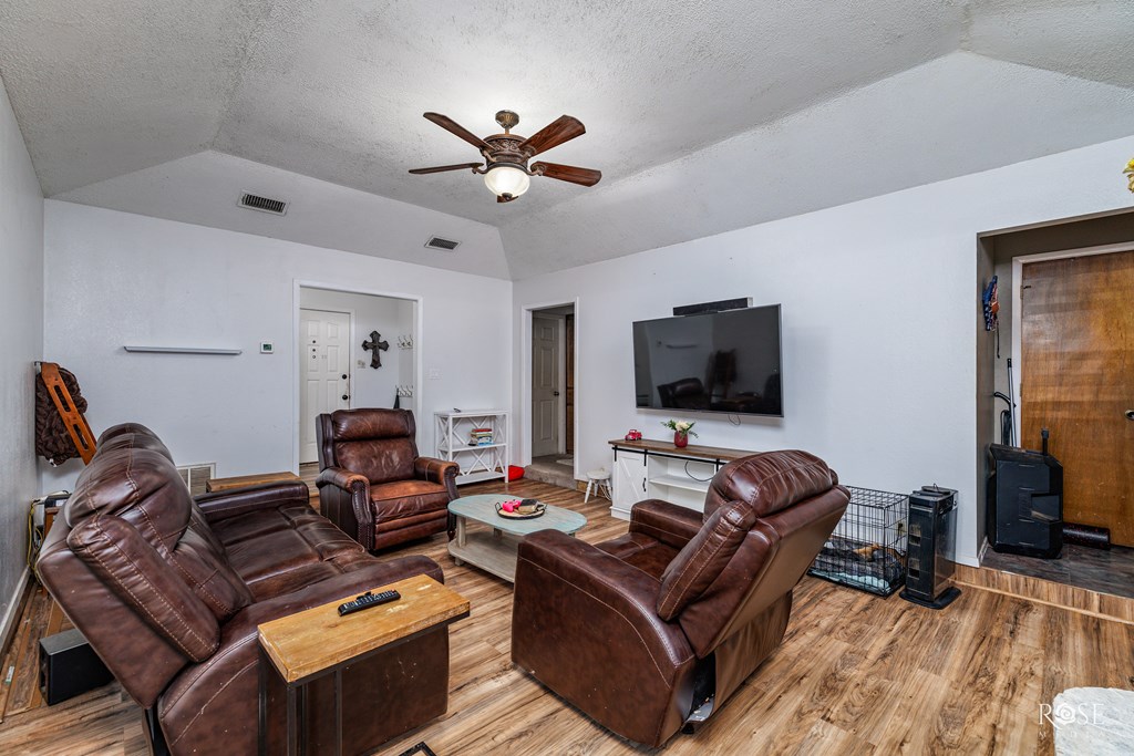 2918 N Oakes St Property Photo 8