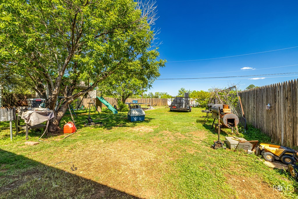 2918 N Oakes St Property Photo 24
