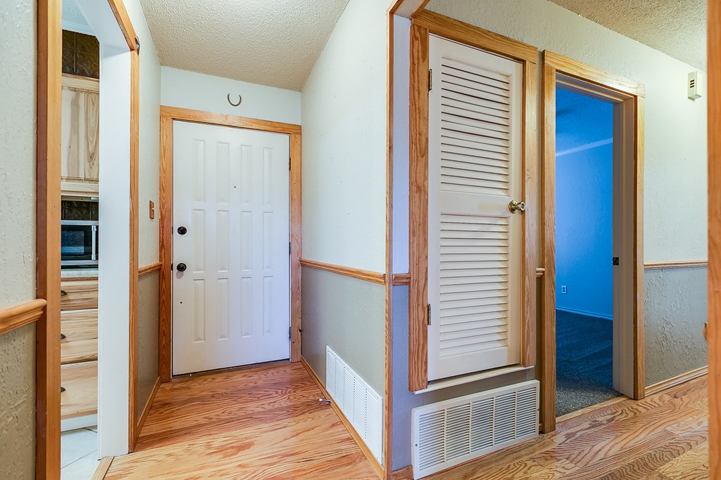 1002 Country Club Rd Property Photo 6