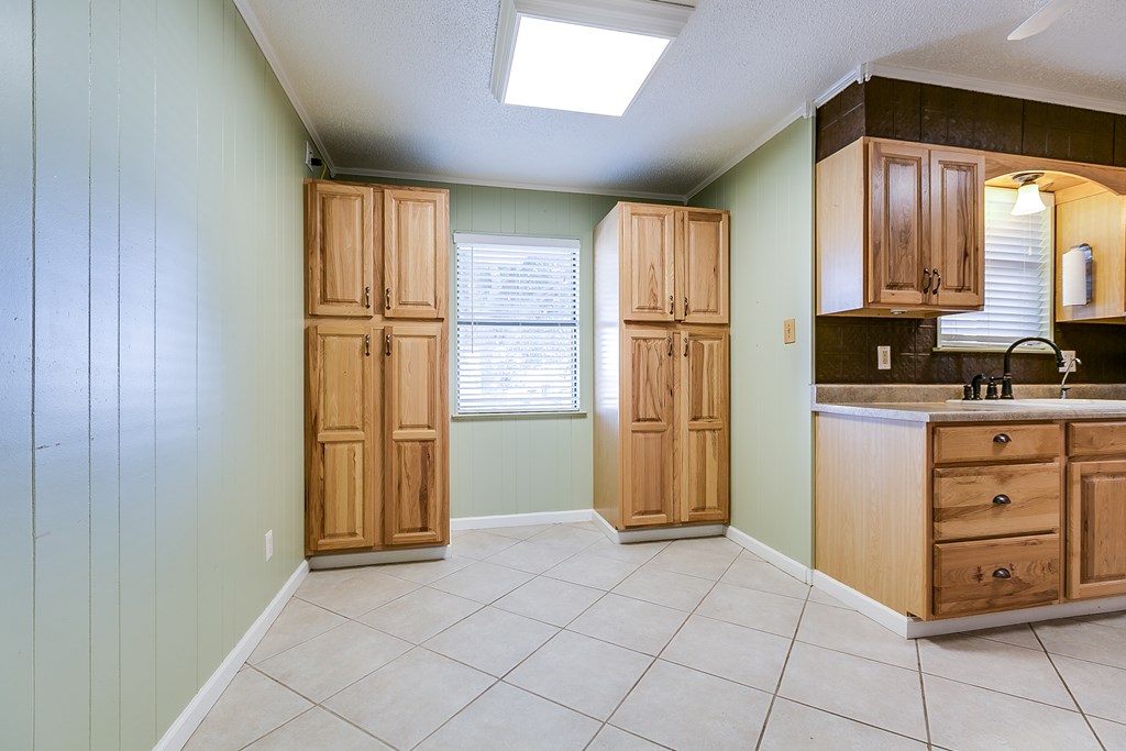 1002 Country Club Rd Property Photo 10
