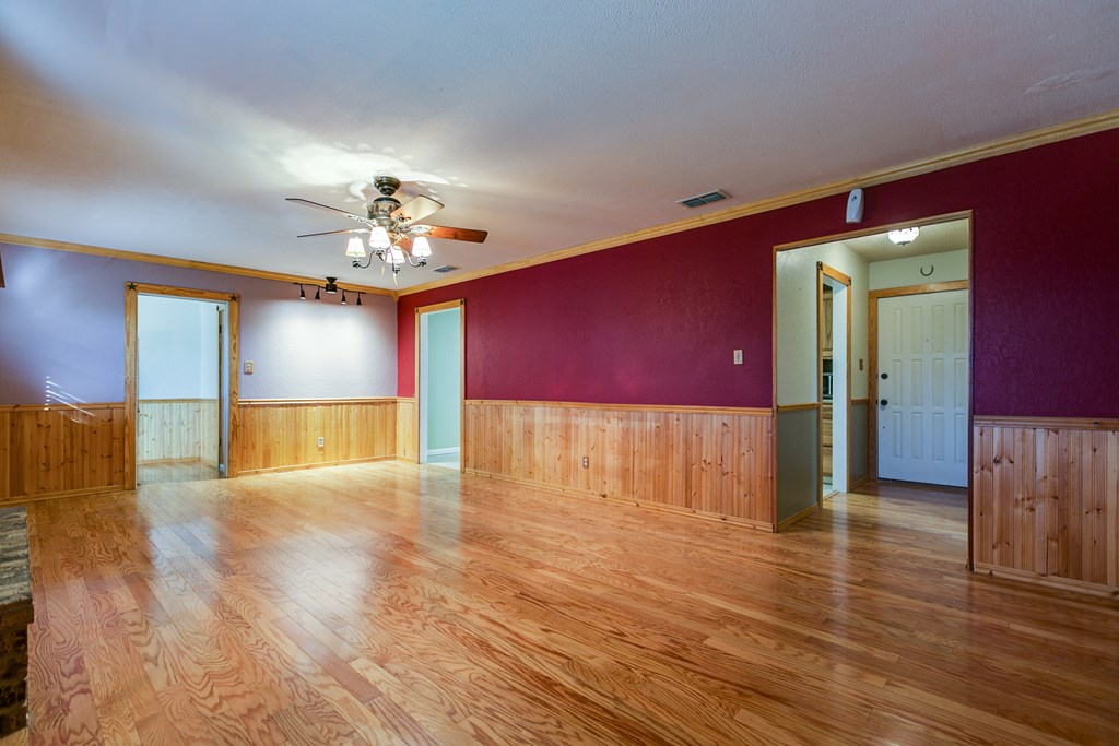 1002 Country Club Rd Property Photo 12